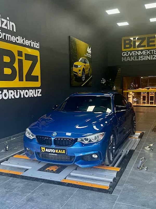 Lift üzerinde ekspertiz bekleyen mavi araç